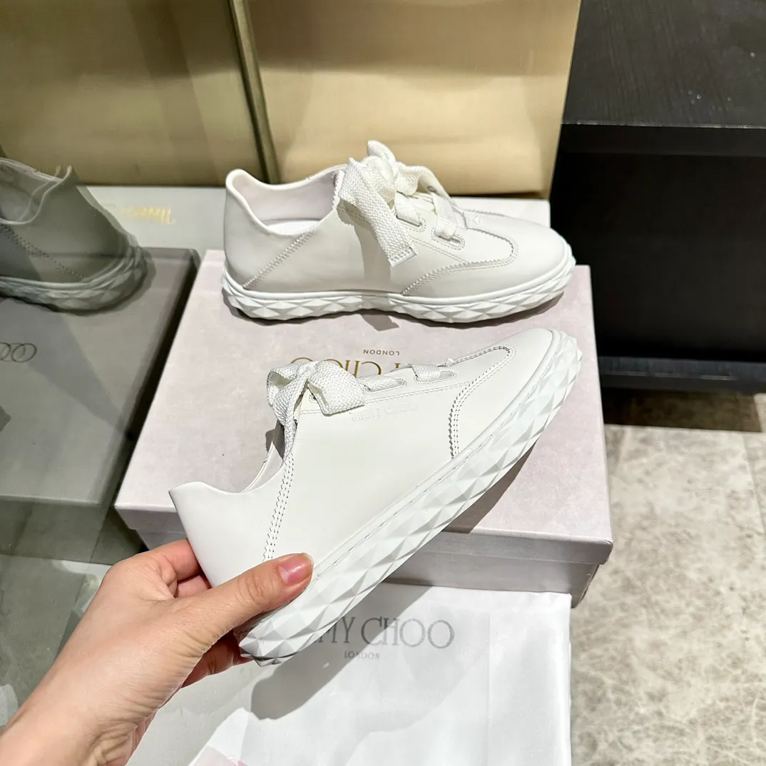 👟👟Ex-factory price 640👟👟 The new JIMMY CHOO, exclusively for sale, original large-soled casual white shoes, designed with the latest technology, strong three-dimensional effect👍The integration of multiple technologies, subverting fashion, super stylish! The combination is super beautiful. The original version is 1:1, versatile and trendy, both salty and sweet! New layout Size: 35-40
